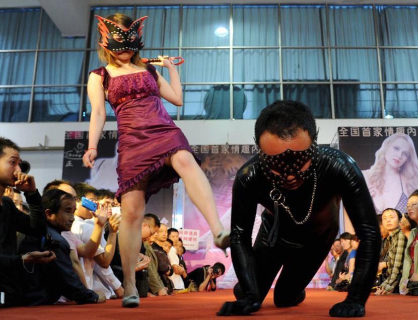 [组图]郑州中原性文化节开幕 大尺度表演惊爆眼