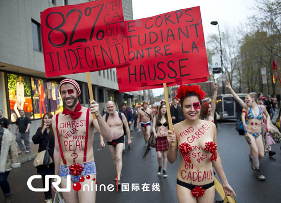 [组图]加拿大蒙特利尔大学生半裸游行 抗议学费