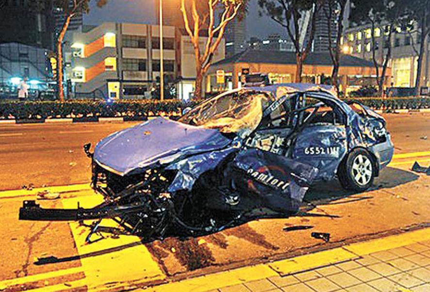 [组图]四川富豪新加坡法拉利撞车身亡 车内载非