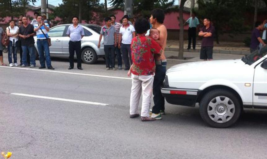 北京一男子持刀劫持人质 劝说无效被当场击毙