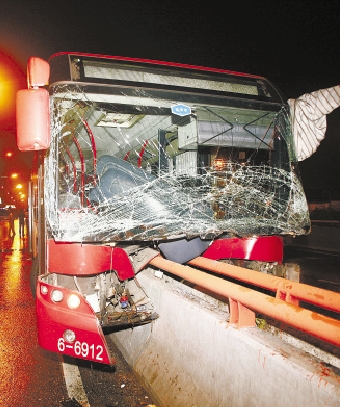 杭州B1公交车撞上中央护栏 乘客直指司机玩手