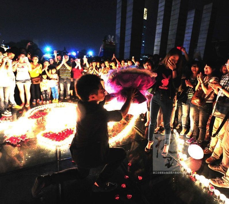 台州男子广场大胆求婚 2000盏蜡烛摆烛光大道