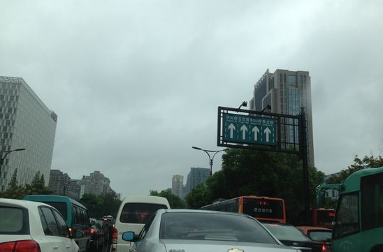 500米路开车走1小时 杭州天目山路入城方向"瘫痪"