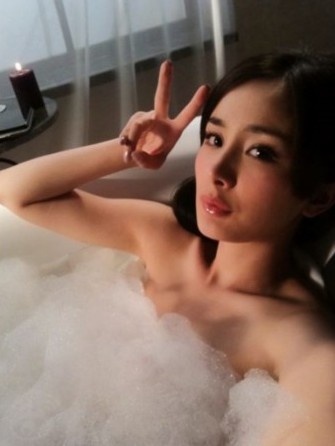 杨幂全裸泡泡浴代言网站 盘点裸拍捞金广告的女星