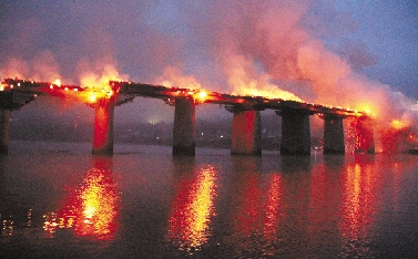 重庆黔江濯水古镇亚洲第一廊桥起火烧毁