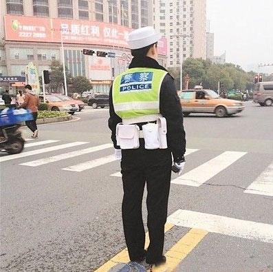 株洲女交警穿10厘米高跟鞋执勤 网友:站得高看