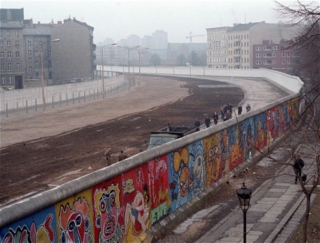 跟随艺术家作品一起重温柏林墙艺术