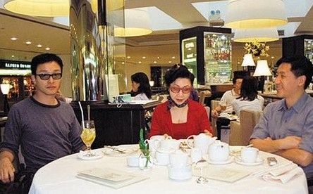 1999年9月，两人与白雪仙饮茶