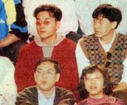 1992年张国荣与唐鹤德一起观看网球比赛。这也是最早能记录两人恋情的一张照片。
