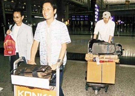 2000年9月13日，两人与众朋友从泰国返回香港