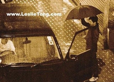 2000年非常感人的一幕，张国荣雨中为唐鹤德送伞