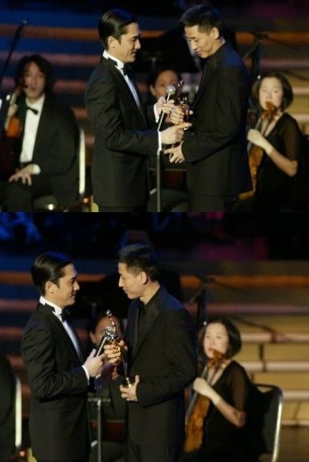2004年4月4日，唐鹤德在香港电影金像奖颁奖典礼上，为哥哥领奖。