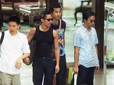 2000年9月12日，两人与众朋友前往泰国过生日