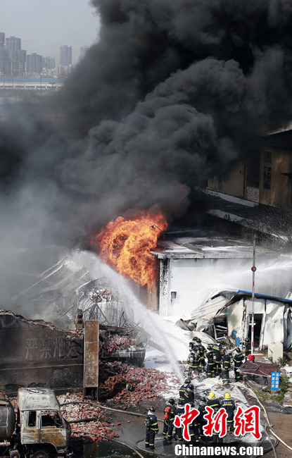 武汉市东西湖一化工厂爆炸起火 致1人轻度烧伤