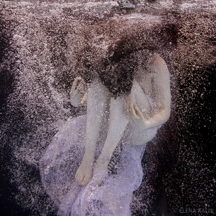 爱丽丝漫游水境 至纯至美的水下摄影作品