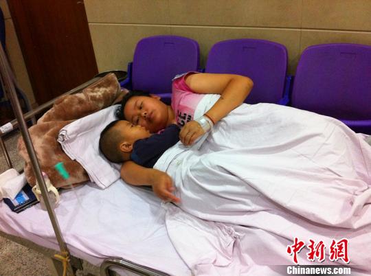 陶女士与她11个月大的儿子在吃了蛋糕后，都出现了疑似食物中毒的症状，目前正在医院接受治疗。