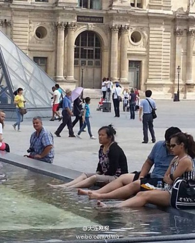 中国游客卢浮宫水池泡脚 为什么外国人泡就行