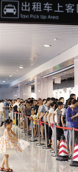 前晚10点多，杭州火车东站地下出租车上客区，乘客排起了长队。本报记者 魏志阳 李震宇 摄