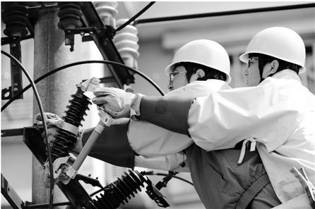 7月4日，电力工人为余姚城区一条10千伏线路更换跌落式熔断器，以应对日益增高的用电需求。陈斌荣 摄