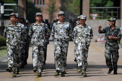 8月29日，浙江大学大一新生在教官的指导下进行队列训练。