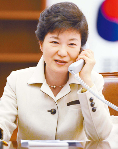 朴槿惠执政展“电话政治”风格表不满方式委婉