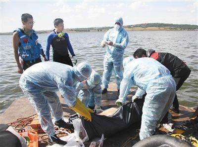 美飞行员在中国坠湖身亡500人70小时搜出遗体（图）