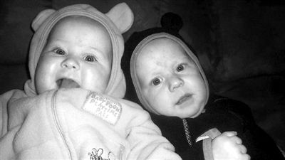 《澳大利亚人报》公布了不幸双胞胎女孩图片。