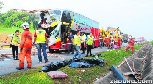 马来西亚一双层巴士发生车祸致3死14伤（图）