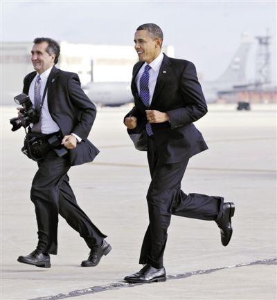 2011年11月，白宫首席摄影师索萨和奥巴马跑步前进。