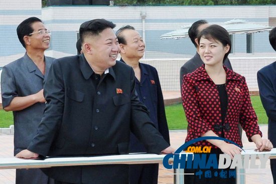金正恩携夫人观看朝鲜军队舞蹈表演