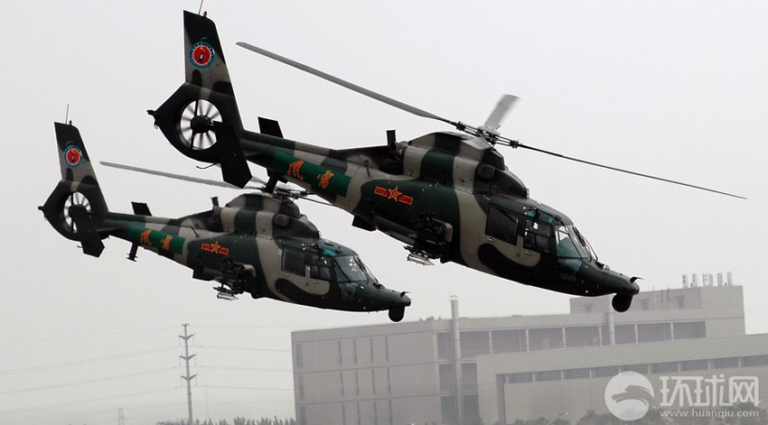 陆军航空兵风雷表演队的直-9WZ型直升机精彩空中表演摄影：马俊