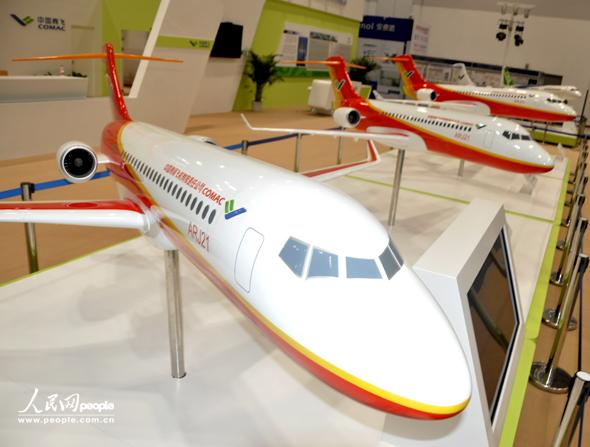 中国商用飞机有限责任公司在第十五届北京国际航空展览会上展出的ARJ21系列飞机摄影：人民网 杨铁虎