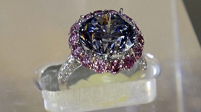 这枚重7.59克拉的蓝钻石也将被拍卖