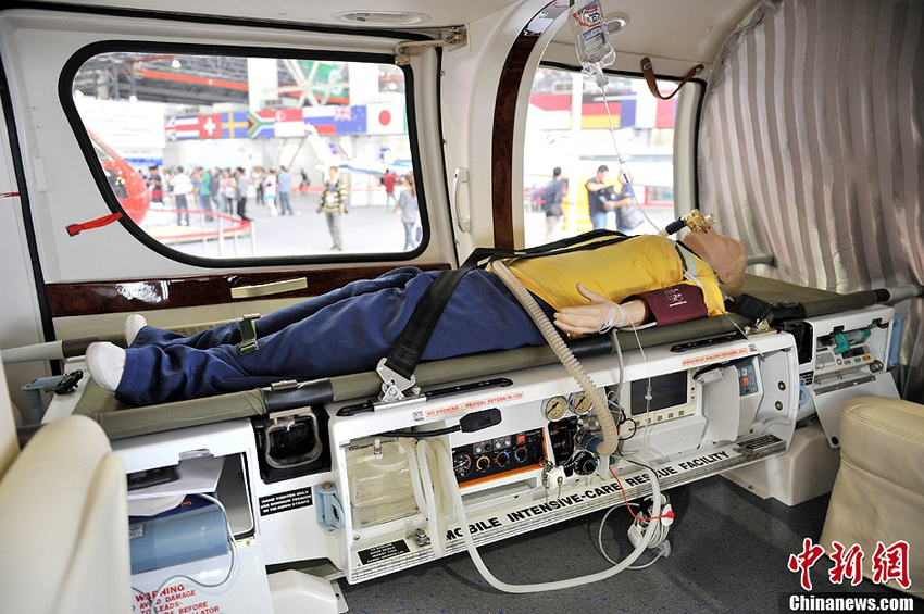 2013年9月5日，一架ICU医疗直升机机舱内躺着一名“重症患者”橡胶人。图片：中新社发（摄影：佟郁）