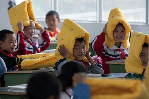 图为“我的方舟”大型校园安全应急演练，孩子们在学习佩戴阻燃头套。