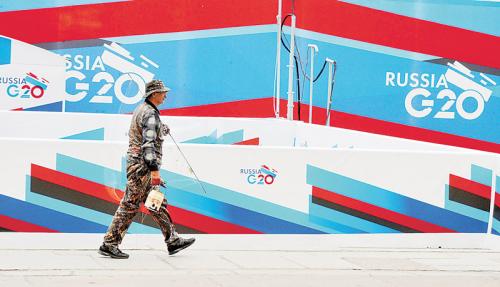 2日，一名行人走过圣彼得堡的G20宣传海报。
