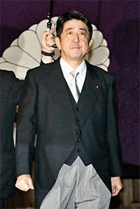 安倍晋三作为自民党总裁2012年10月17日参拜靖国神社的情形