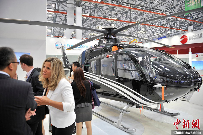 2013年9月5日，欧洲直升机公司两款代表性机型：轻型单发EC120直升机、中型双发EC135直升机参展天津直博会。图片：中新社发（摄影：佟郁）