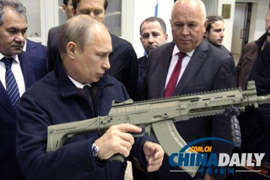  俄总统普京视察兵工厂，检查并亲自调试枪支