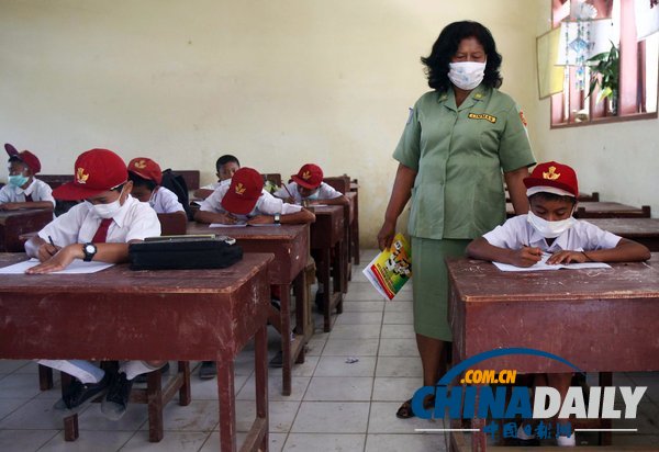 印尼锡纳朋火山爆发 学生戴口罩淡定上课（组图）