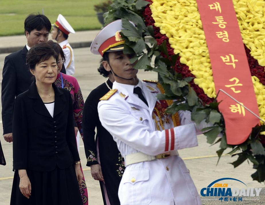 朴槿惠到访越南 向越前主席胡志明墓地献花（组图）