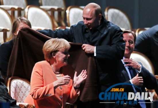 G20峰会：普京亲自为默克尔加衣 尽显绅士风度