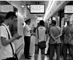 昨晚近10点，因地铁故障，一辆开往湘湖的列车在婺江路站滞留，乘客们都在打听何时能出发。 朱卫国 摄