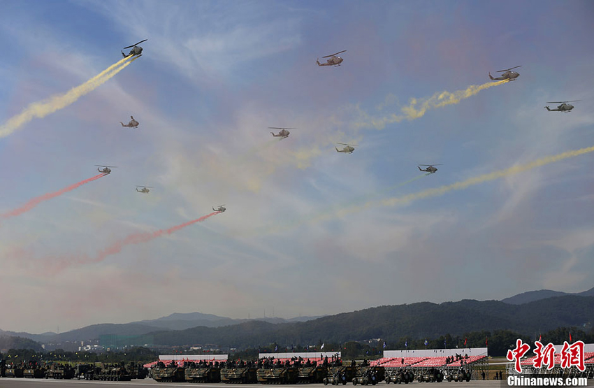 韩国空军AH-1S（眼镜蛇）直升机群参加彩排。