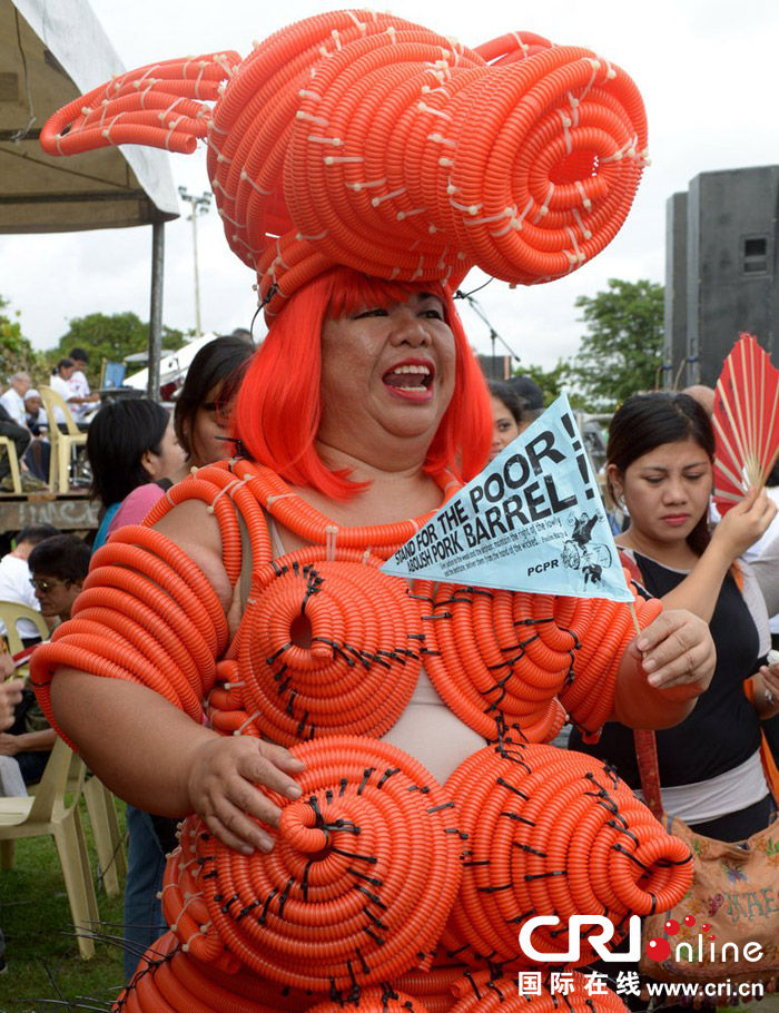 9月13日，数千名菲律宾示威者在马尼拉参加反腐败示威。　图片来源：JAY DIRECTO/CFP