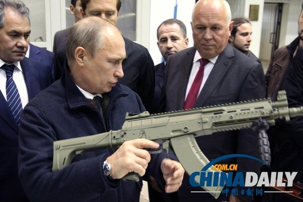 俄总统普京视察兵工厂 检查并亲自调试枪支