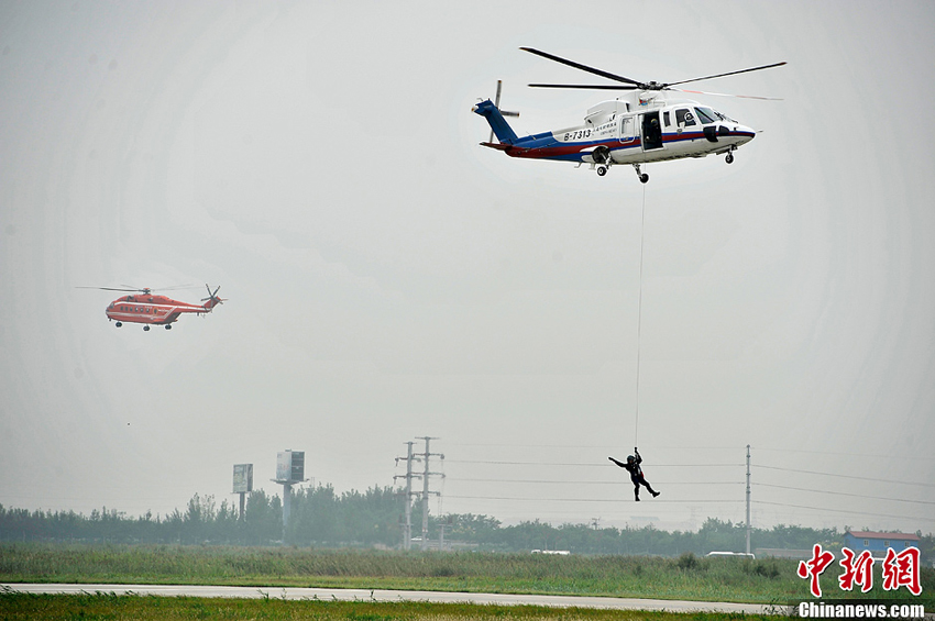 2013年9月5日，隶属于交通运输部北海第一救助飞行队的B-7313号西科斯基S-76C 直升机在表演悬停搜救。图片：中新社发（摄影：佟郁）
