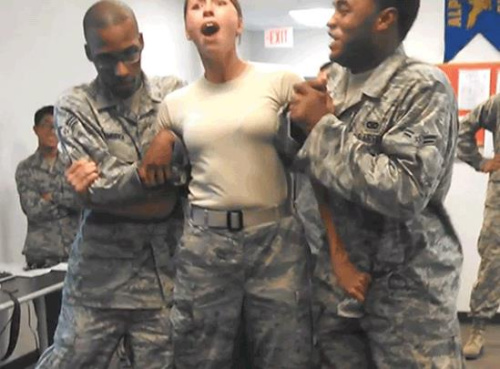 美国空军女兵训练测试抓伤男同事下体（图）