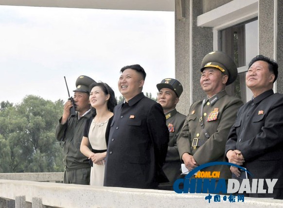 金正恩携夫人观看朝鲜军队舞蹈表演
