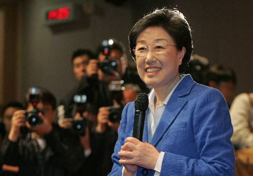 韩国史上唯一女总理韩明淑因受贿罪获刑2年